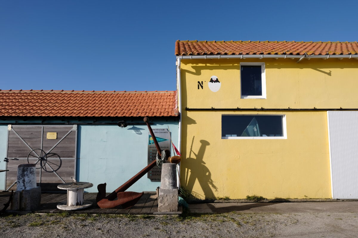 Cabanes ostréicoles colorées au Port de Champs à Bouin en Vendée
