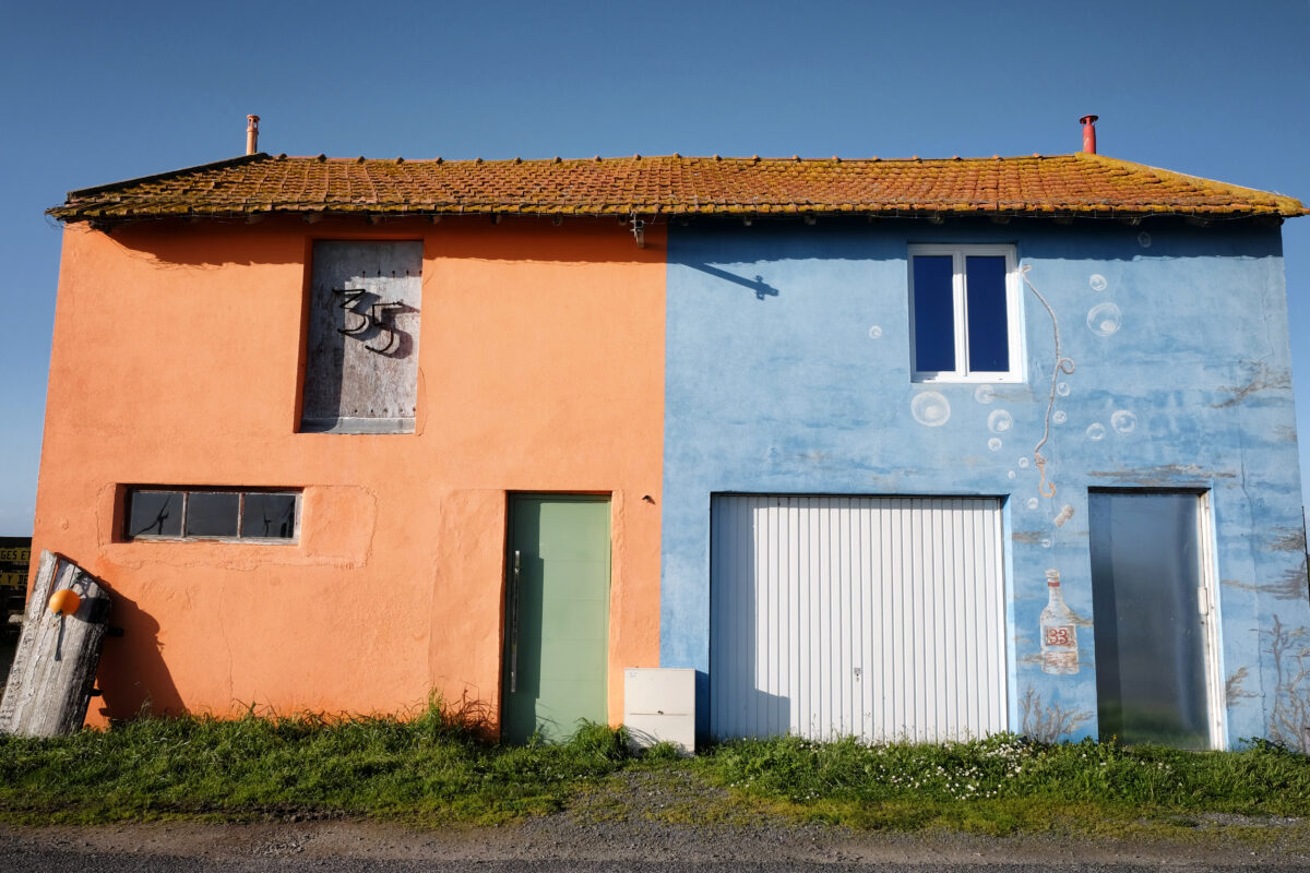 Cabanes ostréicoles colorées au Port de Champs à Bouin en Vendée