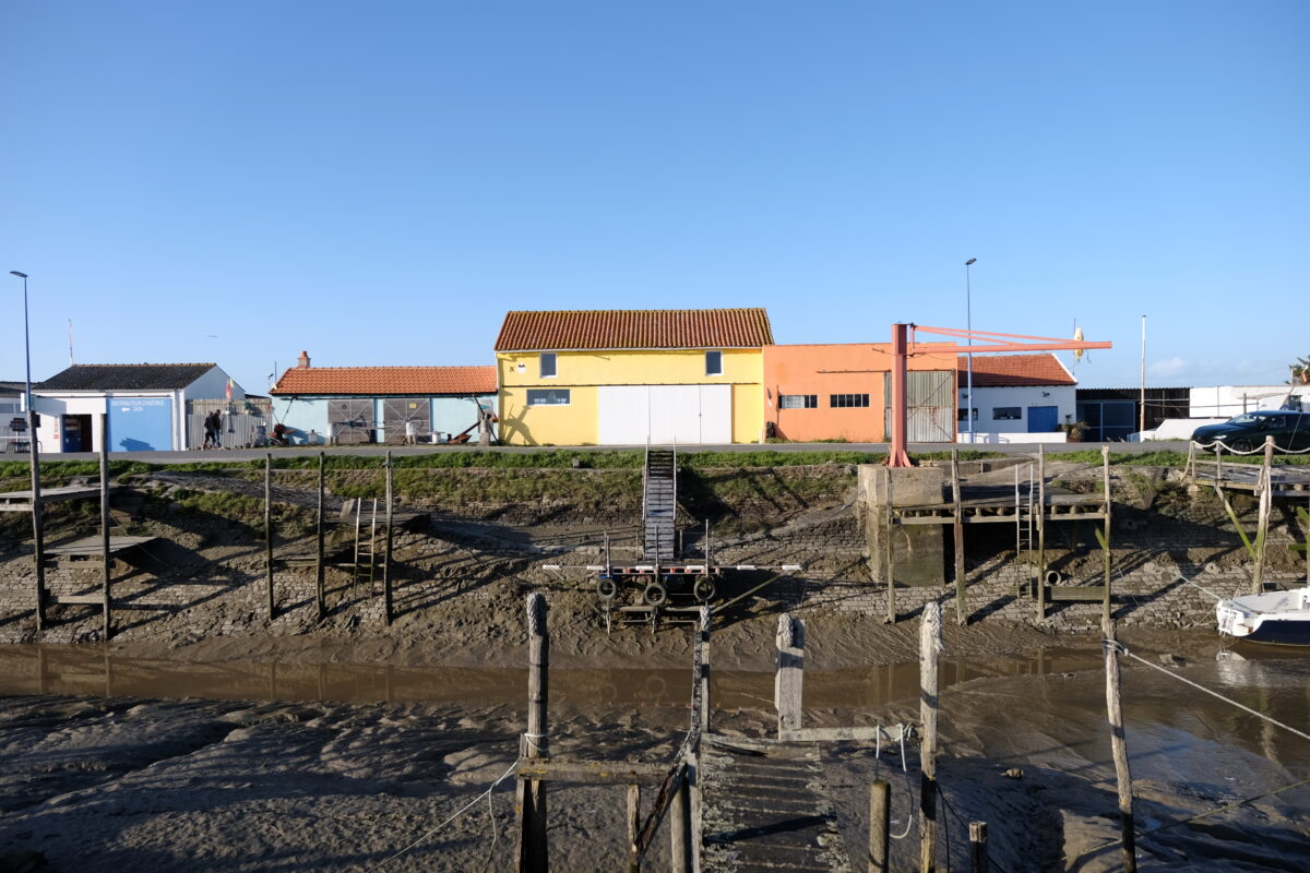 Cabanes ostréicoles colorées au Port de Champs à Bouin en Vendée