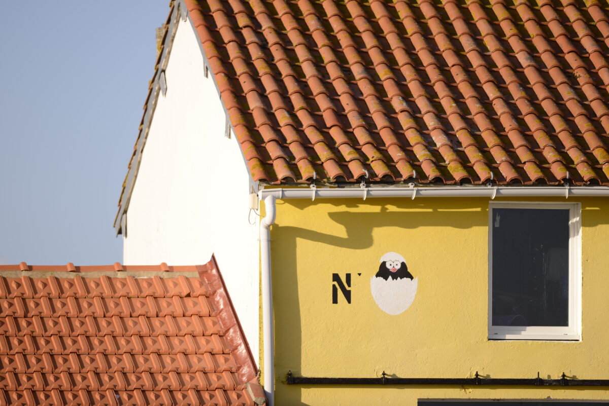 Cabanes ostréicoles colorées au Port de Champs à Bouin en Vendée