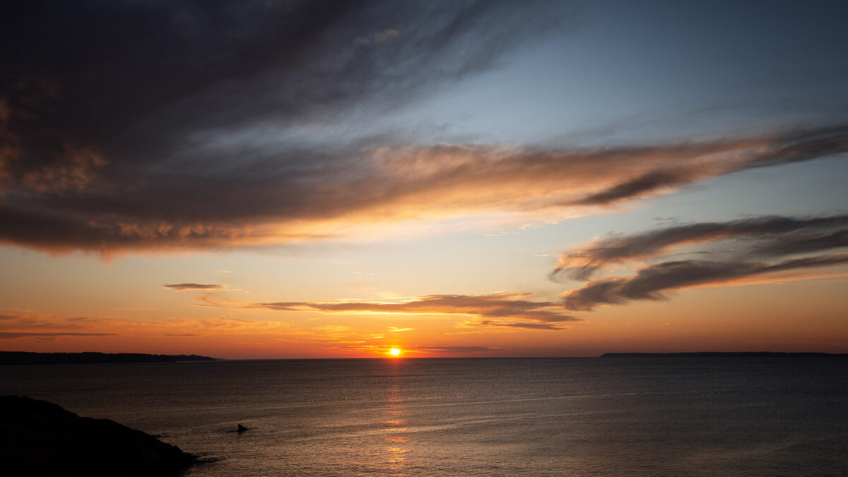 Coucher de soleil flamboyant sur l'océan en Baie de Douarnenez, Finistère.