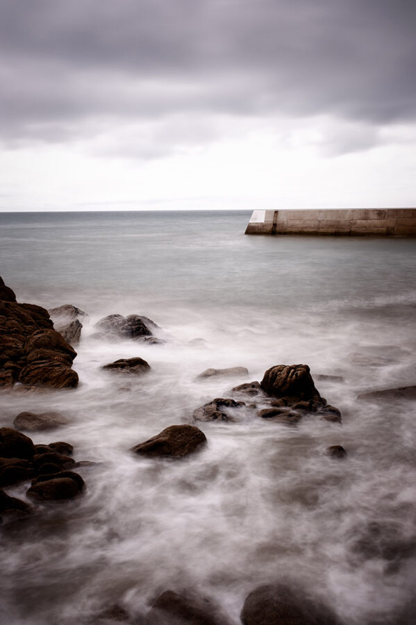 Photo en pose longue de la digue de Pors Poulhan,