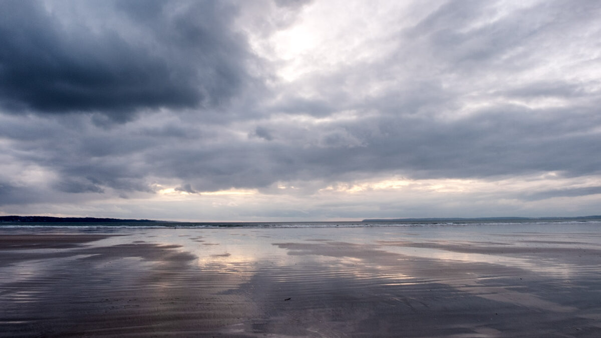 Coucher de soleil flamboyant sur l'océan en Baie de Douarnenez, Finistère.